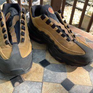 NIKE Air-Max in Tan and Black